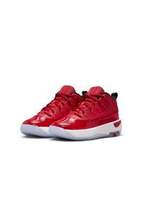 Zapatillas de baloncesto rojas con una parte superior brillante, paneles laterales texturizados, cierre con cordones y media suela blanca. Suela exterior de goma con un patrón de agarre ligero.