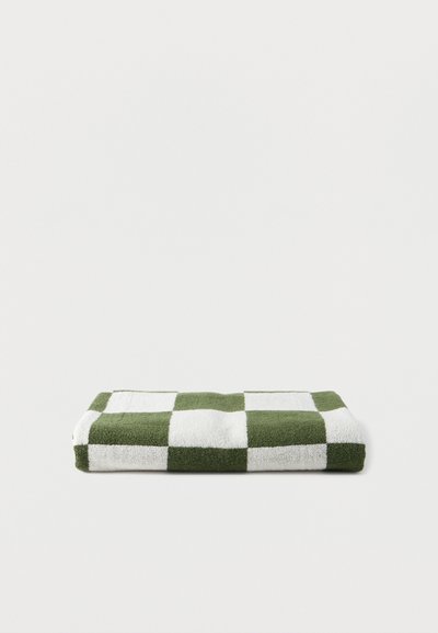 Πτυσσόμενο πετσέτα με πράσινο και λευκό καρό μοτίβο σε απλό λευκό φόντο.
