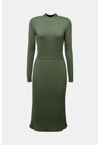 Robe midi verte olive en maille côtelée à manches longues, col montant et taille ajustée, présentée sur un fond uni gris clair.
