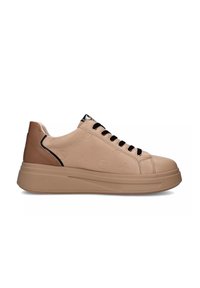 Sneaker beige con una toma in pelle liscia, lacci neri, motivi impreziositi e una suola beige chunky con un sottile design testurizzato.