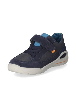 Donkerblauwe kindersneaker met mesh en suede, klittenbandsluiting, blauwe tong, oranje accent en witte rubberen zool met profiel.