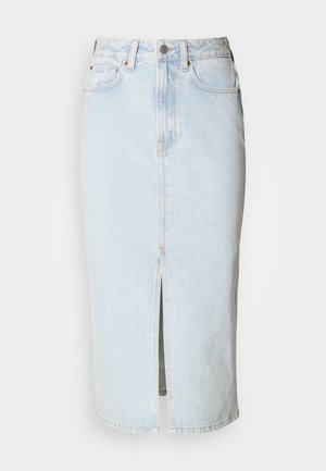 Jupe en jean bleu clair avec une fente haute, dotée d'une fermeture à boutons, cinq poches, et un effet délavé subtil avec des détails de coutures visibles.