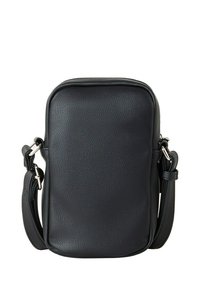 Sac en cuir noir à bandoulière avec une finition texturée, de forme rectangulaire, avec une bande ajustable et des détails en métal argenté.