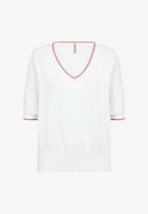 Suéter corto blanco de manga corta con escote en V, con ribete coral en el cuello y las mangas. Textura suave y corte holgado.