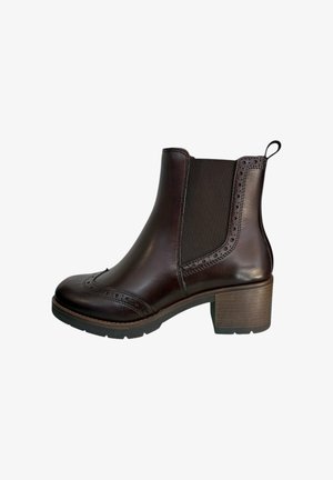 Stivaletto in pelle marrone scuro con design brogue, pannelli laterali elastici e tacco spesso. Parte superiore testurizzata e suola in gomma robusta.