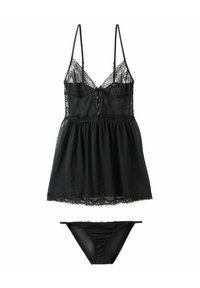 Schwarzes Spitzen- und durchscheinendes Satin-Camisole-Set. Das Camisole verfügt über verstellbare Träger, Knopfdetails und ein fließendes Design; passende durchsichtige Unterwäsche ist enthalten.