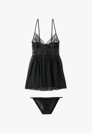 Schwarzes Spitzen- und durchscheinendes Satin-Camisole-Set. Das Camisole verfügt über verstellbare Träger, Knopfdetails und ein fließendes Design; passende durchsichtige Unterwäsche ist enthalten.