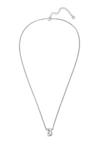 Sudraba kaklarota ar smalko ķēdi un lielu burtu "B" piekariņu, kas rotāts ar mazu dārgakmens akcentu. Regulējama ķēdes garums.