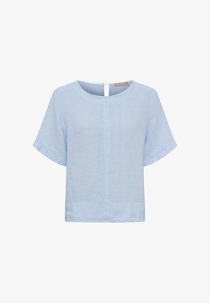 Lyseblå hørbluse med korte ærmer, rund halsudskæring, manchetærmer og lille knaplukning bagpå.