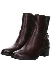 Botas de tobillo de cuero burdeos oscuro con cremallera lateral, detalles de correa y tacón bloque; textura suave y costuras reforzadas.