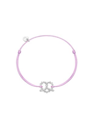 Bracciale in corda rosa con un design di cuori intrecciati in argento e piccoli dettagli arrotondati. Include un'etichetta metallica con il logo.