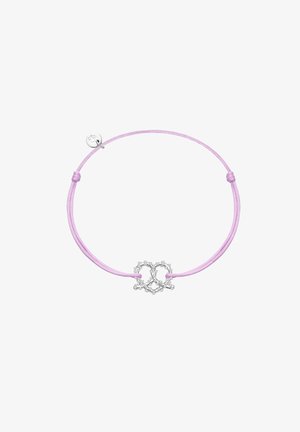 Bracciale in corda rosa con un design di cuori intrecciati in argento e piccoli dettagli arrotondati. Include un'etichetta metallica con il logo.