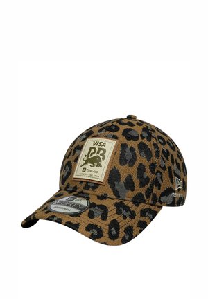Casquette de baseball marron et noire à imprimé léopard avec une visière ajustable et un écusson affichant les logos Visa, PR, Cash App et de l'équipe de Formule 1.