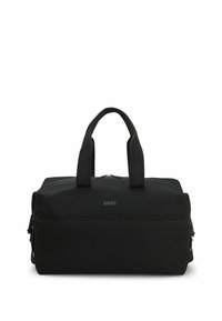 Sac de voyage noir fabriqué en tissu texturé, avec deux poignées supérieures, une fermeture éclair et un logo discret à l'avant. Design compact et fonctionnel.