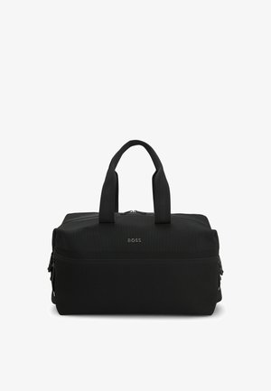 Zwarte sporttas gemaakt van textuurstof, met twee handvaten bovenaan, ritssluiting en een subtiel logo aan de voorkant. Compact en functioneel ontwerp.