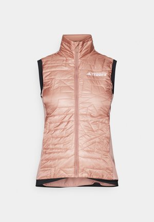 Lys rosa isolert vest med høy krage, frontlukking med glidelås, quiltet tekstur og svarte armåpninger. Har en hvit TERREX-logo på brystet.