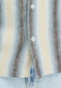 Lichtgewicht overhemd met knopen en horizontale strepen in lichtblauw, beige en zwart. Voorzien van parelachtige knopen en een wasvoorschriftlabel.