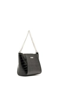 Borsa a tracolla in ecopelle nera con motivo coccodrillo. Presenta una tracolla in catena argentata e una chiusura con zip. Sul davanti è visibile un dettaglio con il logo.