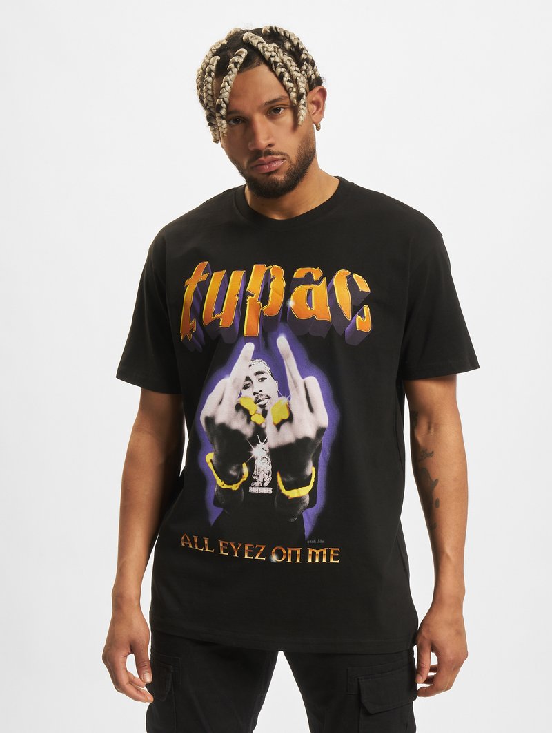 Svart bomull t-skjorte med grafisk trykk av en skikkelse med lenker, som viser to midterste fingre, med teksten "tupac" og "ALL EYEZ ON ME".