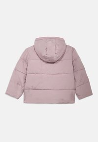 Casaco puffer rosa-claro com capuz, apresentando um design acolchoado e textura suave. Mangas curtas e um acabamento arredondado na parte de trás.