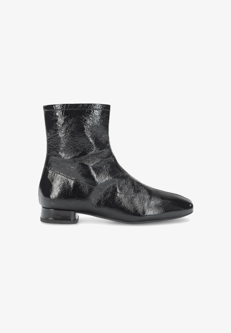 Bottes cheville noires en cuir verni brillant avec un bout pointu et un talon carré bas. Présentent une surface texturée et une finition lisse.