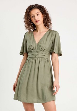 Olivengrünes Kleid aus weichem Stoff, mit tiefem V-Ausschnitt, kurzen schwingenden Ärmeln, gerafftem Taillenzug und lockerer Passform.