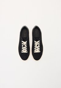 Sneakers in suede nero con lacci crema, punta tonda, texture liscia, design low-top, con logo sulle solette.