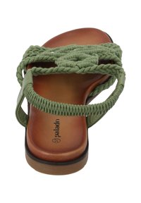Grüne geflochtene Riemensandale mit einer glatten braunen Fußsohle und einer strukturierten Laufsohle. Verfügt über eine gepolsterte Innensohle und minimale Hardware-Details.