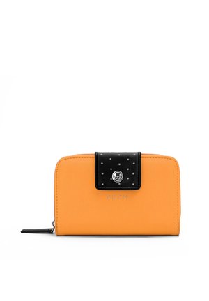 Orangenes veganes Lederportemonnaie mit schwarzer Klappe mit Punkten, silberner Hardware und geprägtem "VUCH"-Logo auf der Vorderseite. Rechteckige Form.