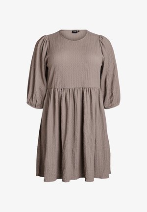 Valgepruun tekstuuriga põlvpikkune kleit, millel on kolmveerandvarrukad ja lõhestatud vöökoht.