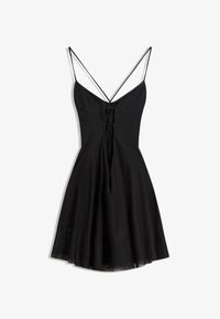 Fekete ujjatlan ruha vékony, átlós pántokkal, testhez simuló felsőrésszel és elöl megkötős részlettel, valamint bővülő szoknyával, amely finom díszítéseket tartalmaz a szegély közelében.