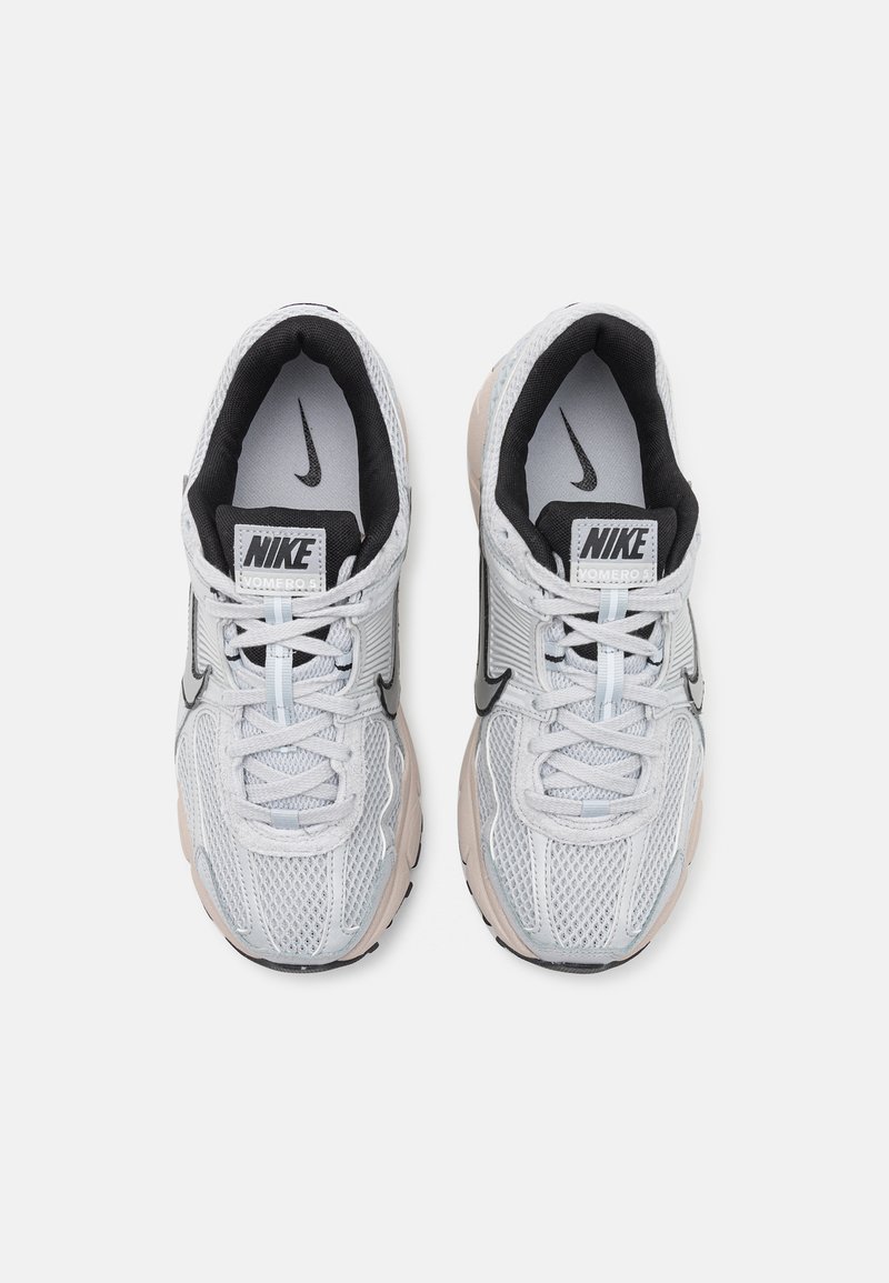 Nike Sportswear ZOOM VOMERO 5 - Tenisky - pure platinum/chrome/light orewood brown/wolf grey/black/white
