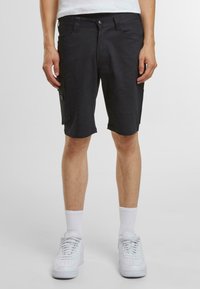 Pantaloni cargo neri con taglio dritto, dotati di tasche laterali, passanti per cintura e chiusura con bottone, realizzati in un tessuto leggero.