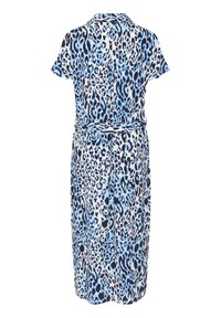 Kleita ar īsām piedurknēm zilā un baltā leopardu rakstā. Izceļas ar apkakles kakla izgriezumu un jostas saitēm jostas vietā, ar taisnu siluetu.