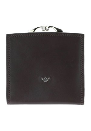 Portefeuille en cuir marron foncé avec bords cousus, fermoir argenté en haut et petit emblème argenté centré à l'avant.