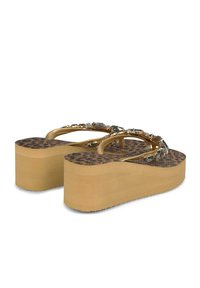 Chanclas de plataforma con una base beige, plantilla de estampado de leopardo y tiras doradas adornadas con piedras preciosas transparentes.