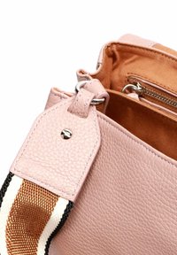 Borsa a tracolla in pelle rosa con finitura testurizzata, foderata di marrone e con una tracolla decorata con accenti neri, bianchi e dorati. Tasca interna con zip.