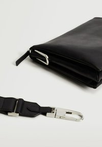 Mango Taška s příčným popruhem - black