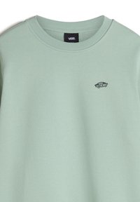 Sweat-shirt vert clair col rond avec petit logo Vans "Off The Wall" sur la poitrine gauche.