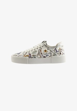 Witte lage sneaker met bloemenpatronen in paars, geel en groen, voorzien van witte veters en een dikke geribbelde zool.