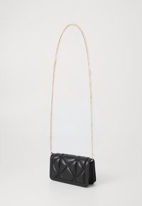 Must mustriga mustan nahast crossbody kott, millel on tikitud muster, kuldne kettvöö ja ristkülikukujuline kuju. Sile tekstuur koos struktureeritud disainiga.