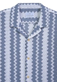 Herren Relaxed-Fit Hemd mit Knopfleiste im blauen und weißen Zickzackstrickmuster und Camp-Kragen.