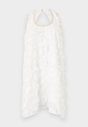 Vestido blanco sin mangas con textura de flecos en capas y un escote acentuado con perlas. Diseño de espalda abierta. Tela ligera.