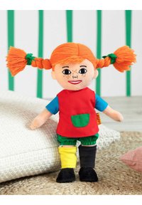 Zachte pop met oranje garenhaar in twee staartjes, gekleed in een rode top, blauwe mouwen, groene broek en niet bijpassende sokken. Bevat een gezicht met sproeten.