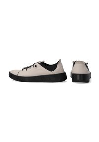 Hellgraue Leder-Sneaker mit schwarzen Akzenten, runder Spitze, strukturiertem Sohle und schwarzen Schnürsenkeln. Minimalistisches Design mit kontrastierenden Materialien.