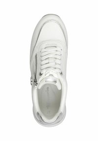 Sneaker sintetico bianco con texture liscia, dotato di un design con lacci, accenti argentati e una cerniera laterale. Punta arrotondata e suola imbottita.