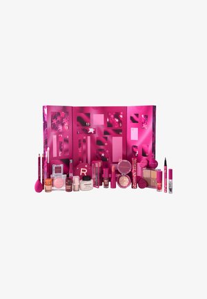 Roze cosmetica adventkalender met verschillende make-upproducten, waaronder lippenstiften, blushes en applicators in gecoördineerde roze verpakkingen.