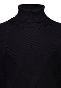 Maglione a collo alto nero con un motivo in maglia testurizzato caratterizzato da linee sollevate diagonali, che mette in evidenza la sua profondità e la variazione della superficie.