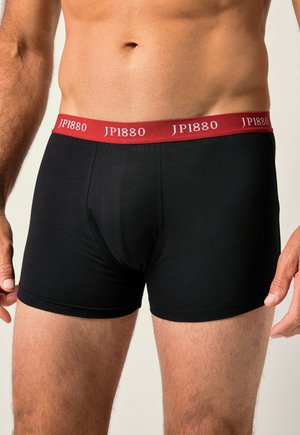 Zwarte boxershorts van zacht materiaal met een rode tailleband waarop de tekst "JP1880" in het wit staat. Zorgt voor een comfortabele pasvorm en heeft een lengte tot halverwege de dij.