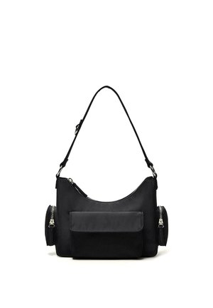 Sac à bandoulière noir avec un compartiment principal à fermeture éclair, deux poches latérales zippées et une poche à rabat frontale sur fond blanc.